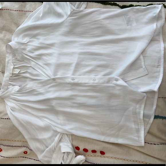 Button down Blouse with ties on sleeves - Picture 4 of 4